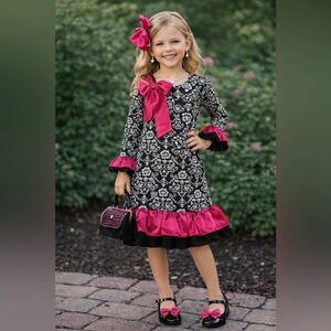 SHE’S JUMPING FENCES Dress w big 🎀 and ruffled hemline 6X Blk/Wht/Pink back Zip